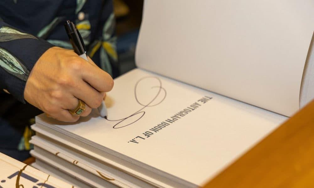 Məşhurlar niyə mavi qələmlərlə avtoqraf vermirlər?