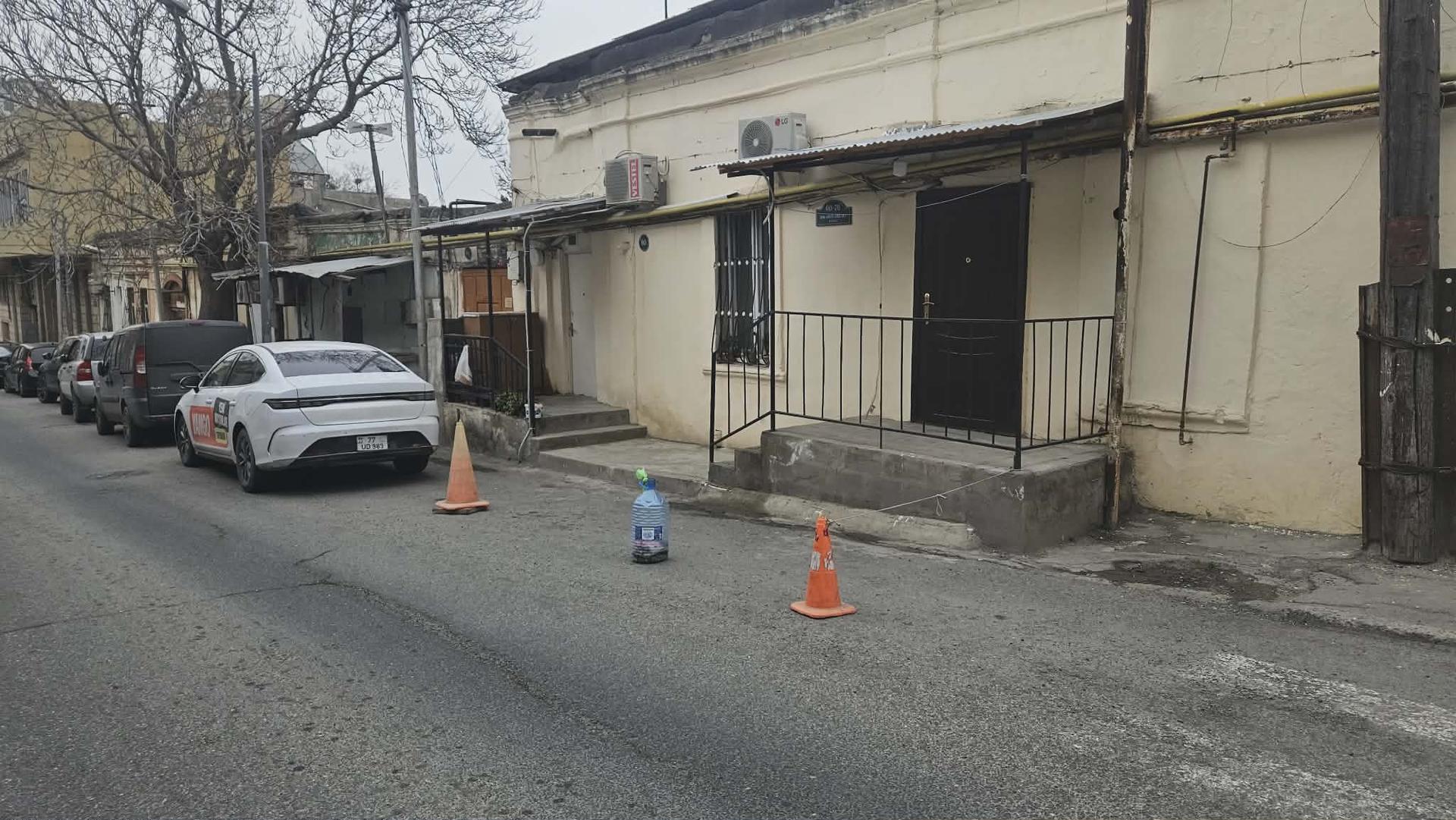 Nizami metrosu ətrafında sakinlər "parkinq" yaradıb sürücülərə mane olurlar - FOTO