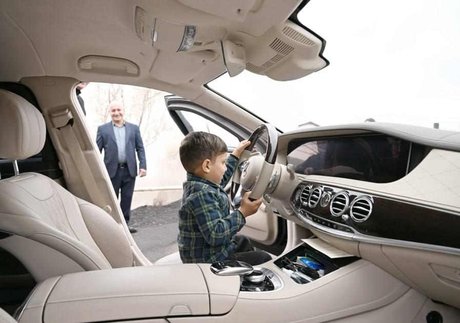 Balaca Xocavənd sakini Prezidentin avtomobilində sükan arxasında - FOTO/VİDEO