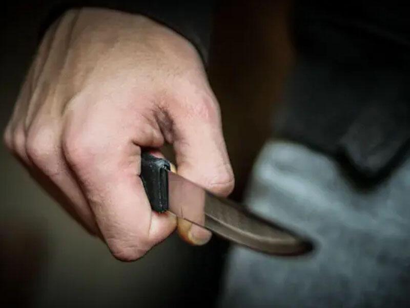 Dalaşanları ayırmağa çalışan şəxs bıçaqlandı