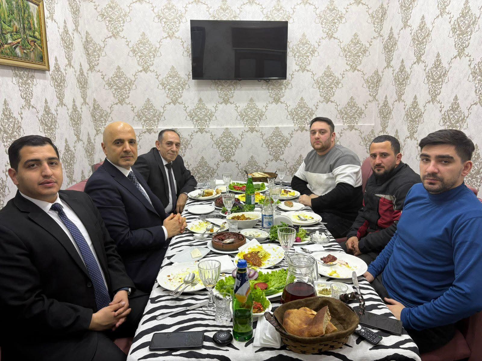 Deputat qazilərlə iftar süfrəsində görüşüb