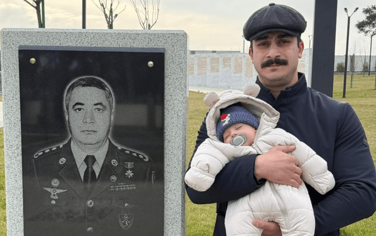 Oğlu və nəvəsi məzarı başında...-FOTO