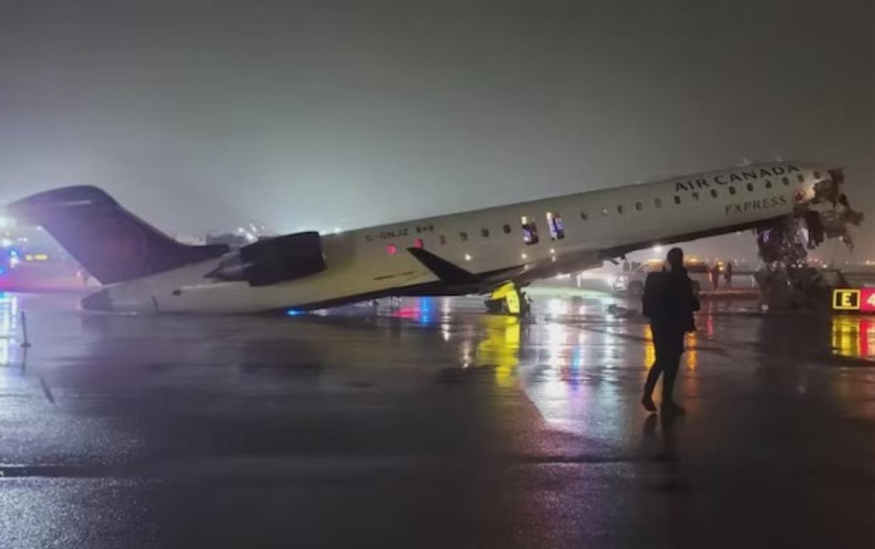 Nyu-Yorkda təyyarə qəzaya düşdü, hava limanı bağlandı