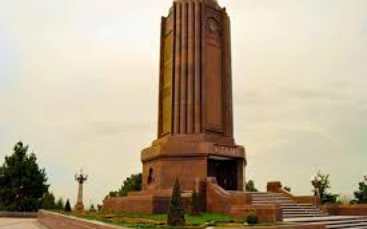 Gəncədə qadın Nizami məqbərəsində körpüdən yıxılıb