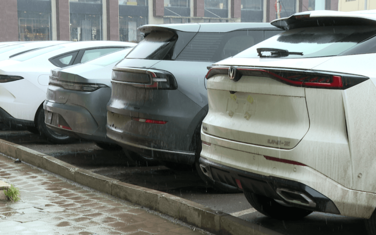 Küçəni zəbt edən nömrəsiz maşınların sahibləri cərimələndilər -VİDEO