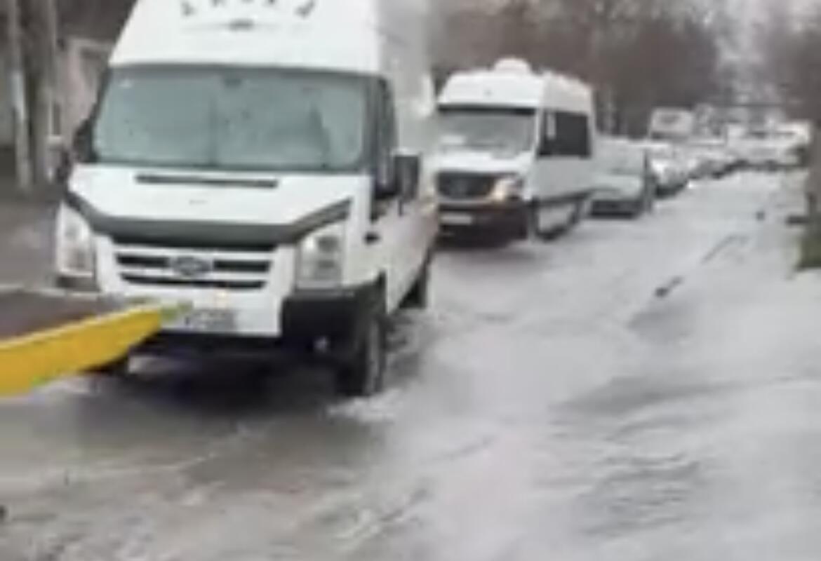 İntensiv yağış Bakıda ciddi fəsadlar yaradıb - VİDEO