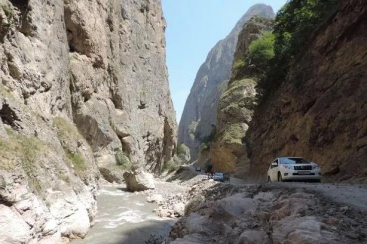 Xınalıq yolu uçquna görə BAĞLANDI