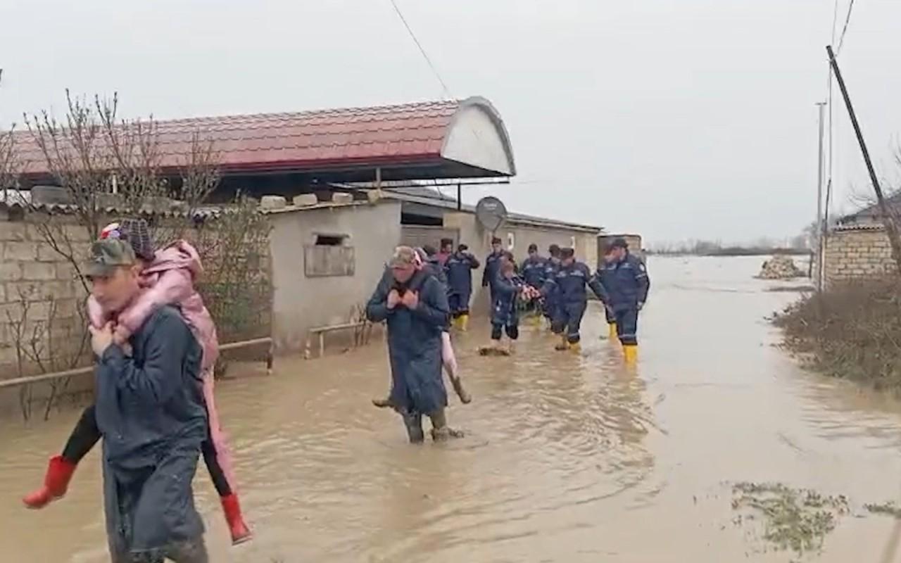 FHN əməkdaşları Xaçmazda 22 nəfəri belə xilas etdi -Video