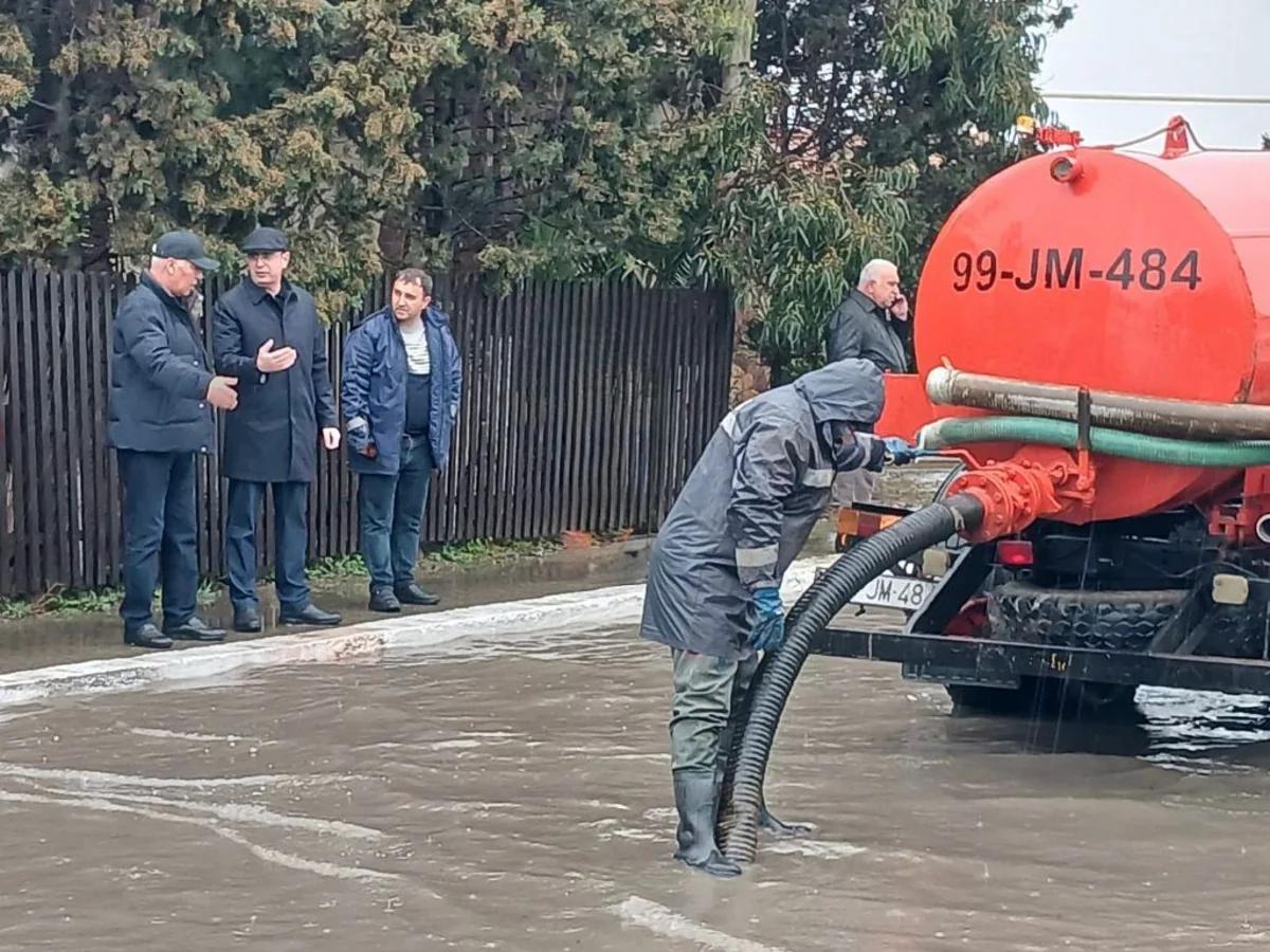 Bakıda iki icra başçısı subasan əraziyə gəldi - FOTO