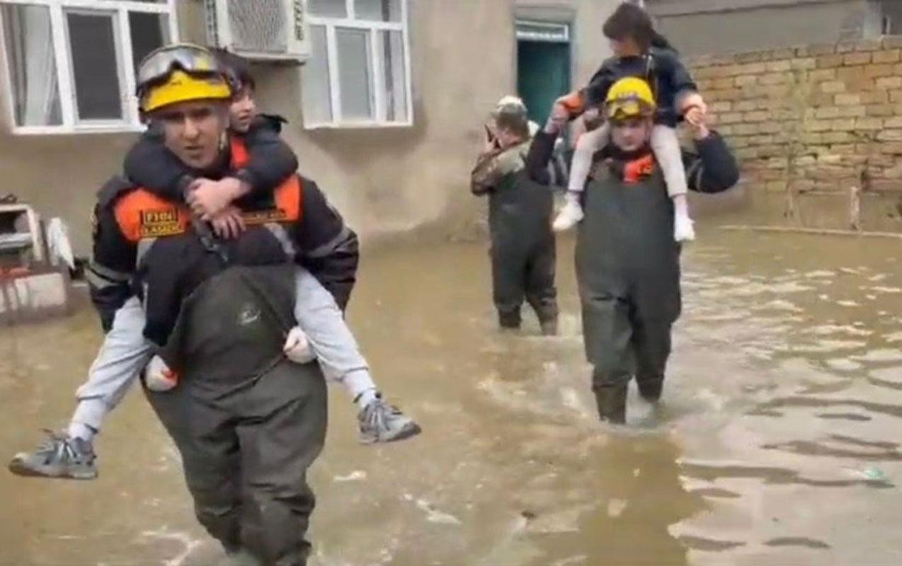 İntensiv yağışlarda 278 nəfər təxliyə edilib - VİDEO