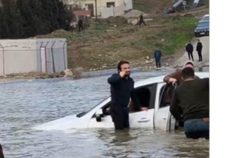 Bakı–Sumqayıt yolunda avtomobil gölməçəyə düşdü