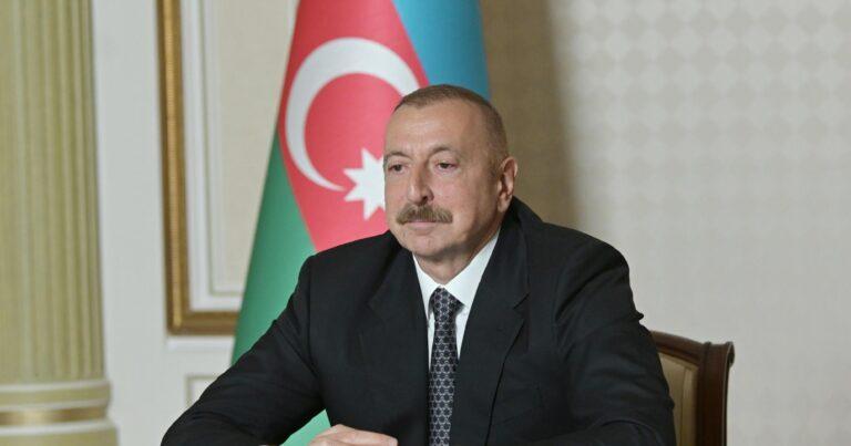 Prezidentlə xanımı vida mərasiminə əklil göndərdi - Foto