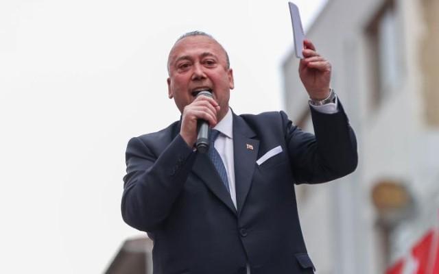 21 yaşlı sevgilisi ilə tutulan mer partiyasından qovuldu