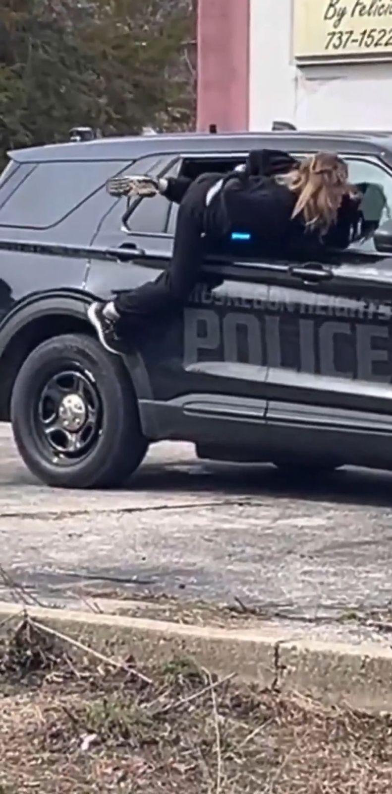 Qandallı halda polis maşınından qaçdı