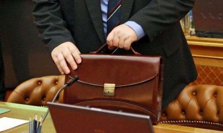 Vəzifəli şəxslərin nəzərinə: 2200 manat...