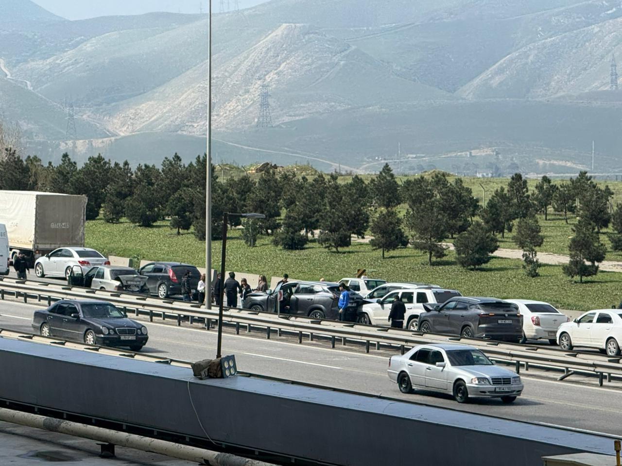 Bakıda qəza - Beş avtomobil toqquşdu - VİDEO