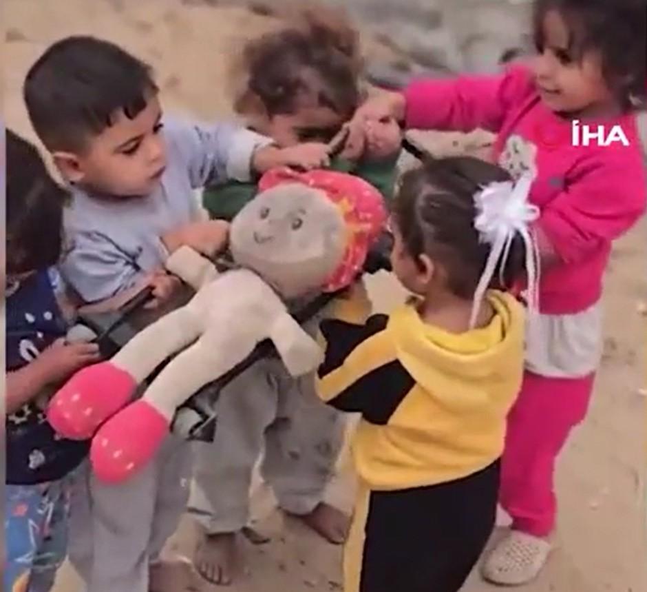 Müharibənin görünməyən yaraları: Uşaqların "dəfn oyunu" - VİDEO