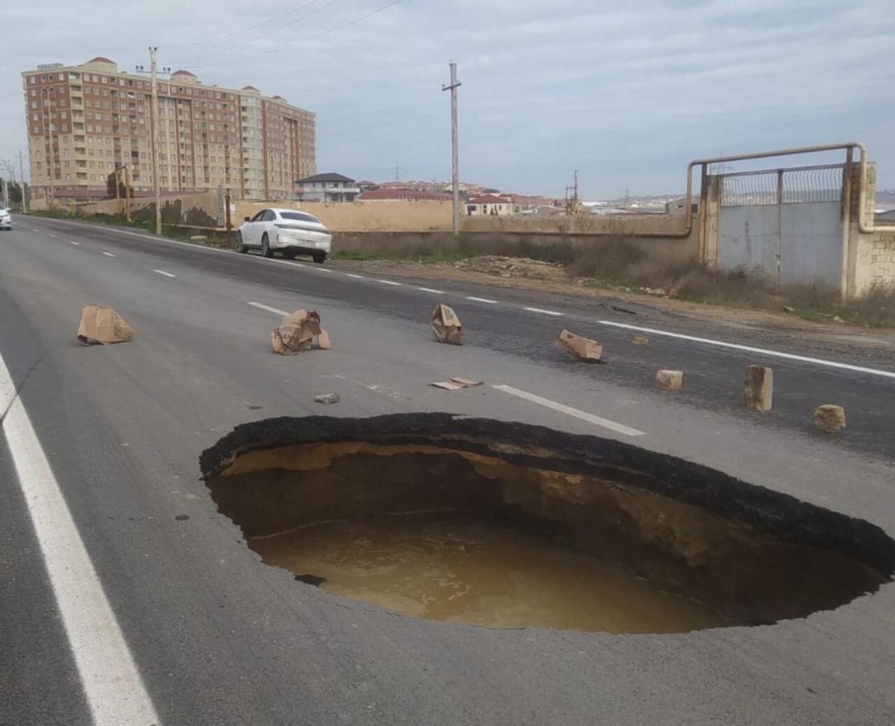 Yeni çəkilən yol ÇÖKDÜ