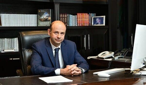 Yeni sədr rəisi işdən azad etdi