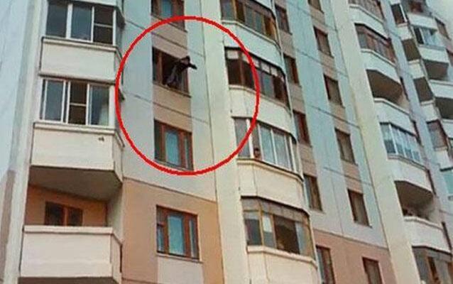 16 yaşlı qız binadan yıxıldı- Bir müddət əvvəl anasını itirib...