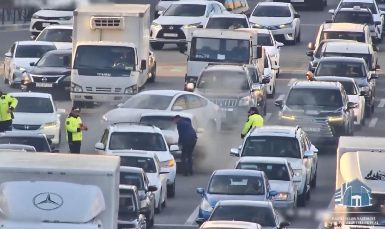 Bakıda yolun ortasında avtomobil yandı, tıxac yarandı – ANBAAN VİDEO