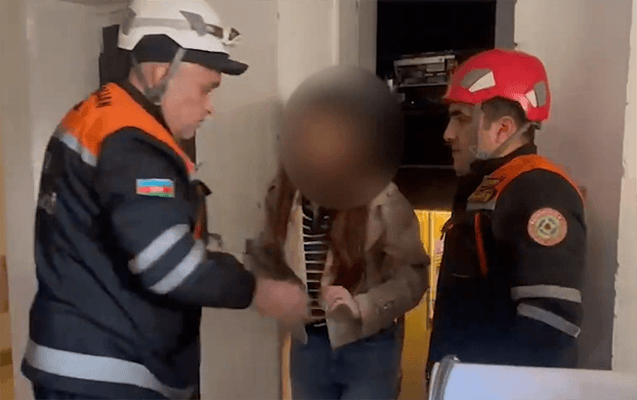 Liftdə qalan qadın belə çıxarıldı - VİDEO