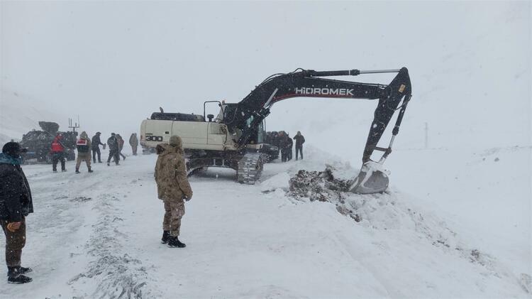 Kəlbəcər yolunda qar uçqunu baş verdi