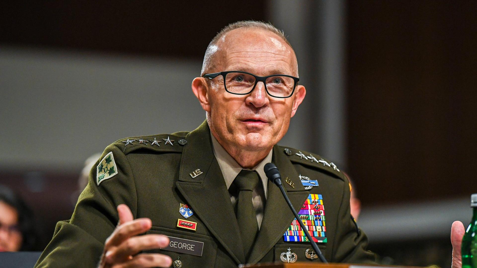 ABŞ Ordusunun Baş Qərargah rəisi Pit Heqsetə görə vəzifədən uzaqlaşdırılıb