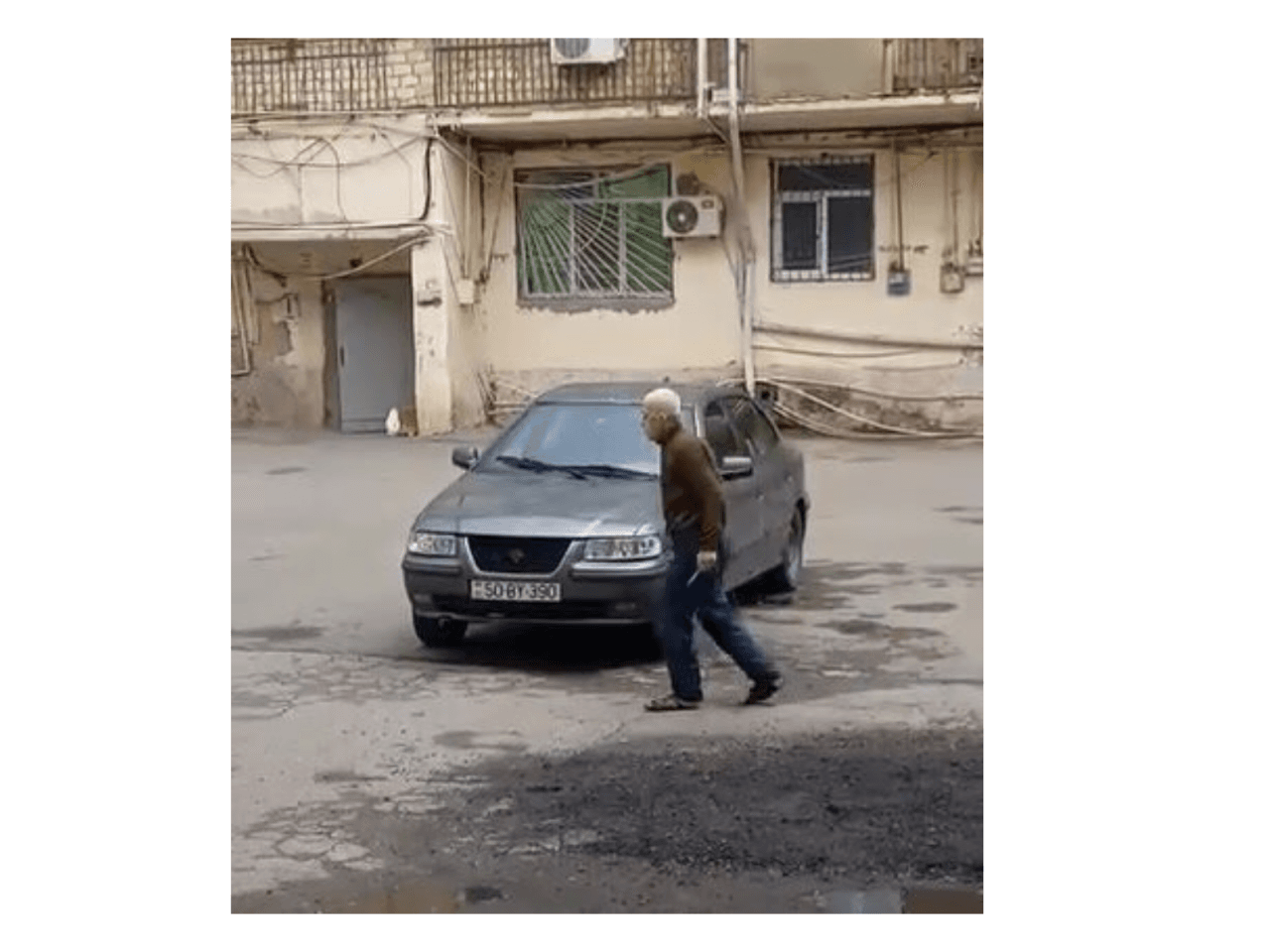 Uşaqlara bıçaqla hücum edən yaşlı kişi KİMDİR? - VİDEO