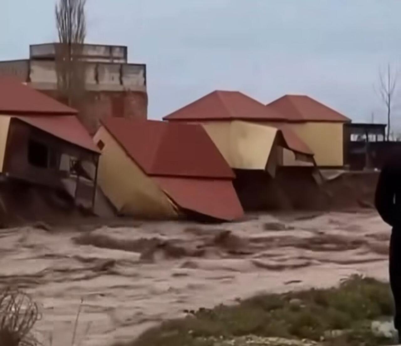 Dağıstanda sel evi belə apardı - VİDEO