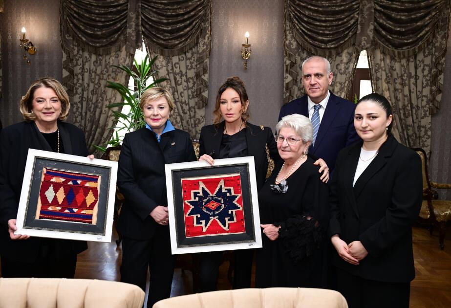 Mehriban Əliyeva Tbilisidə Mirzə Fətəli Axundzadə adına Azərbaycan Mədəniyyəti Muzeyi ilə tanış olub - FOTO