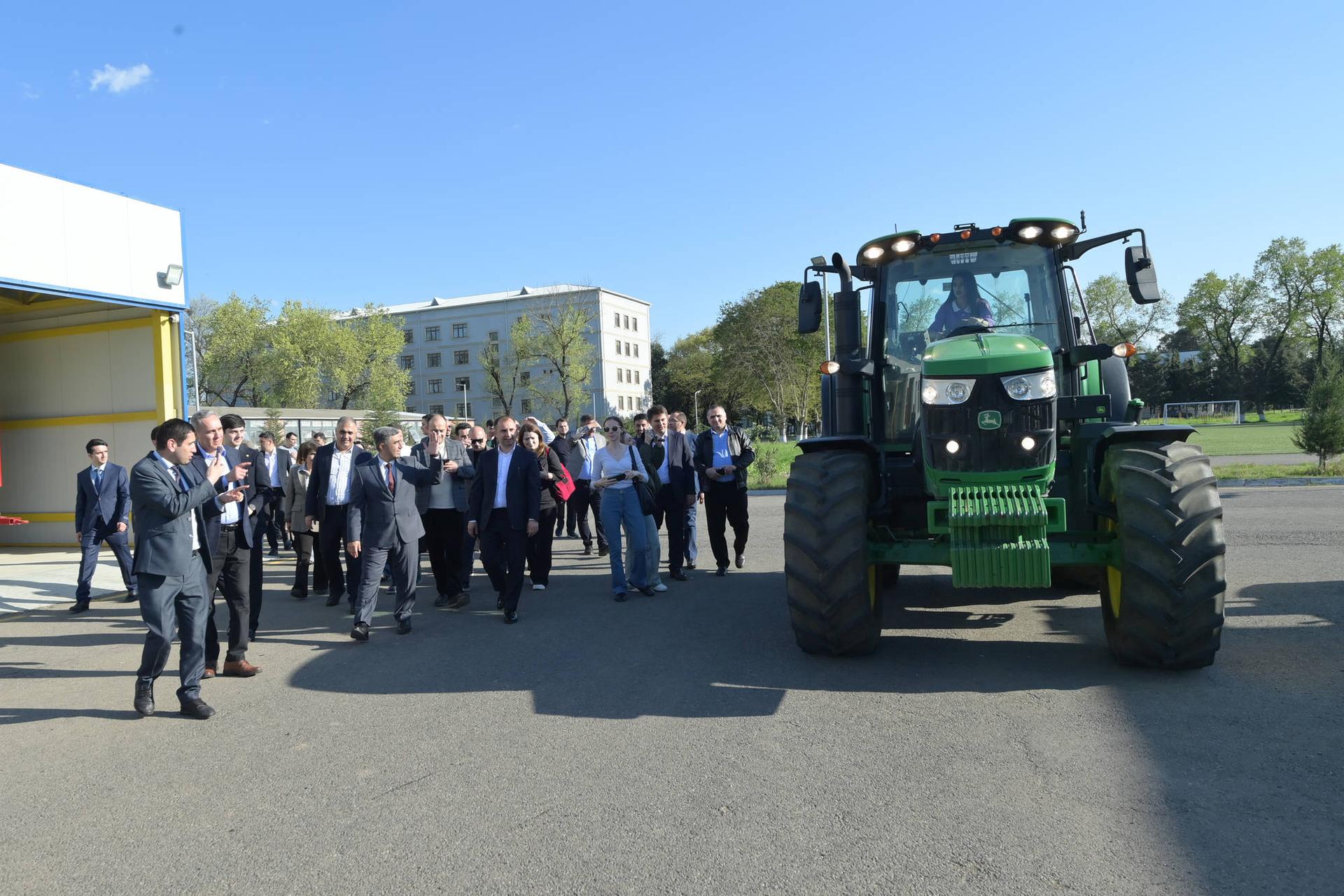 Traktor sürən qadınlar, hoteldə işləyən tələbələr – Cənubdan REPORTAJ