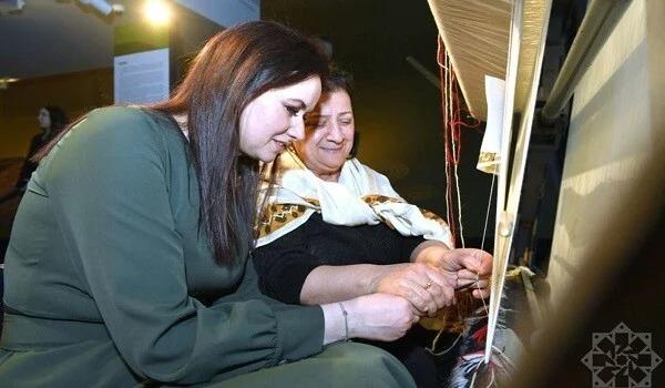 Litvanın baş naziri Bakıda xalça toxudu