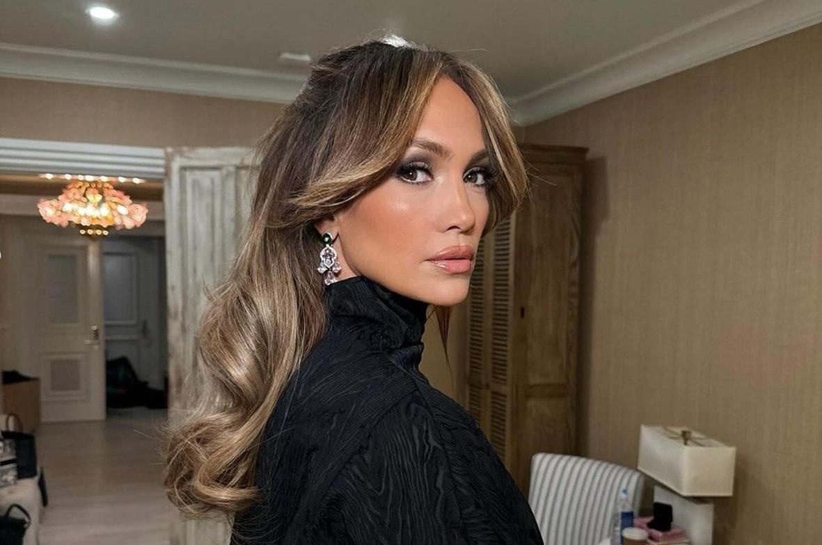 Cennifer Lopez Coachella səhnəsinə parlaq bodidə çıxdı - FOTO