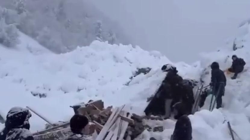 Qadın 7 yaşlı uşağı ilə qar uçqununun altında qaldı – VİDEO