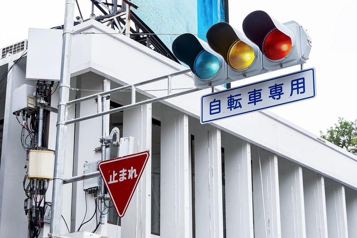 Yaponiyada svetofor niyə mavidir?