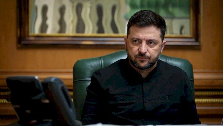 Zelenski mühüm sənədi imzaladı