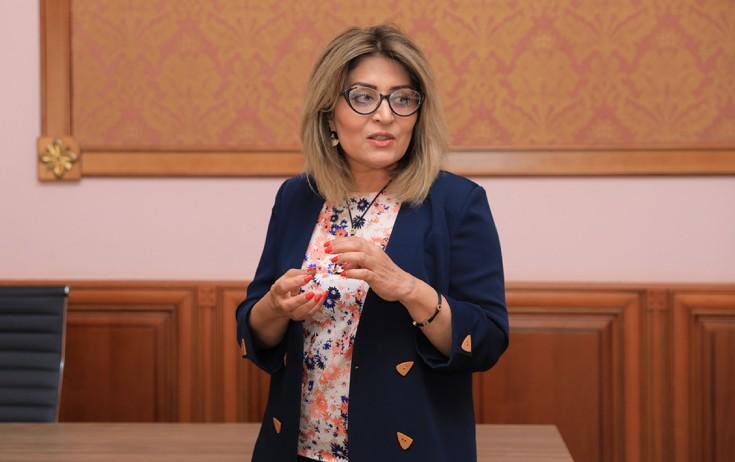 Xəbər aparıcılarını tənqid etdi