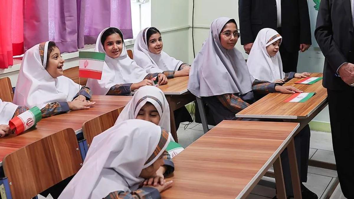 İranda məktəblər distant təhsilə keçməyə hazırlaşır
