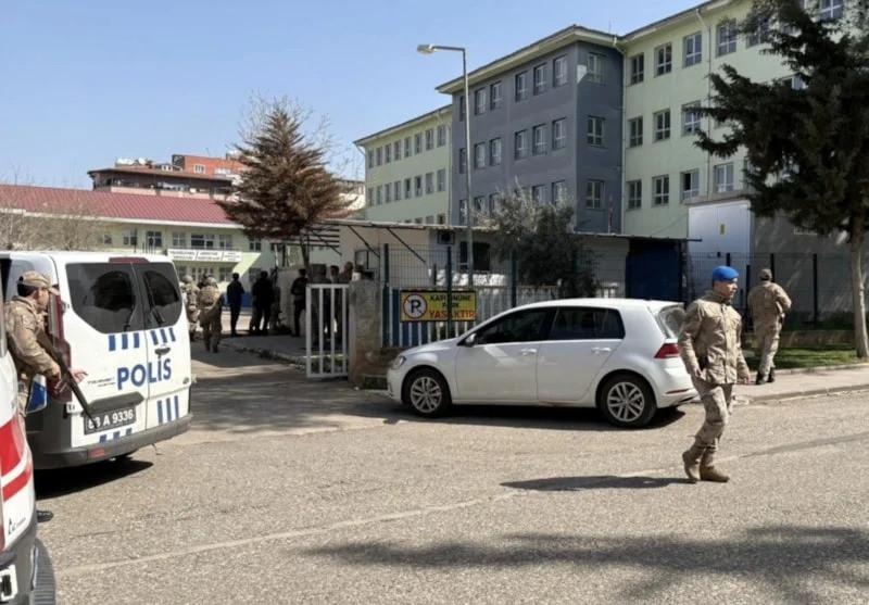Türkiyədə daha bir şagird məktəbə hücum etmək istəyəndə SAXLANILIB - "Zarafat idi" dedi