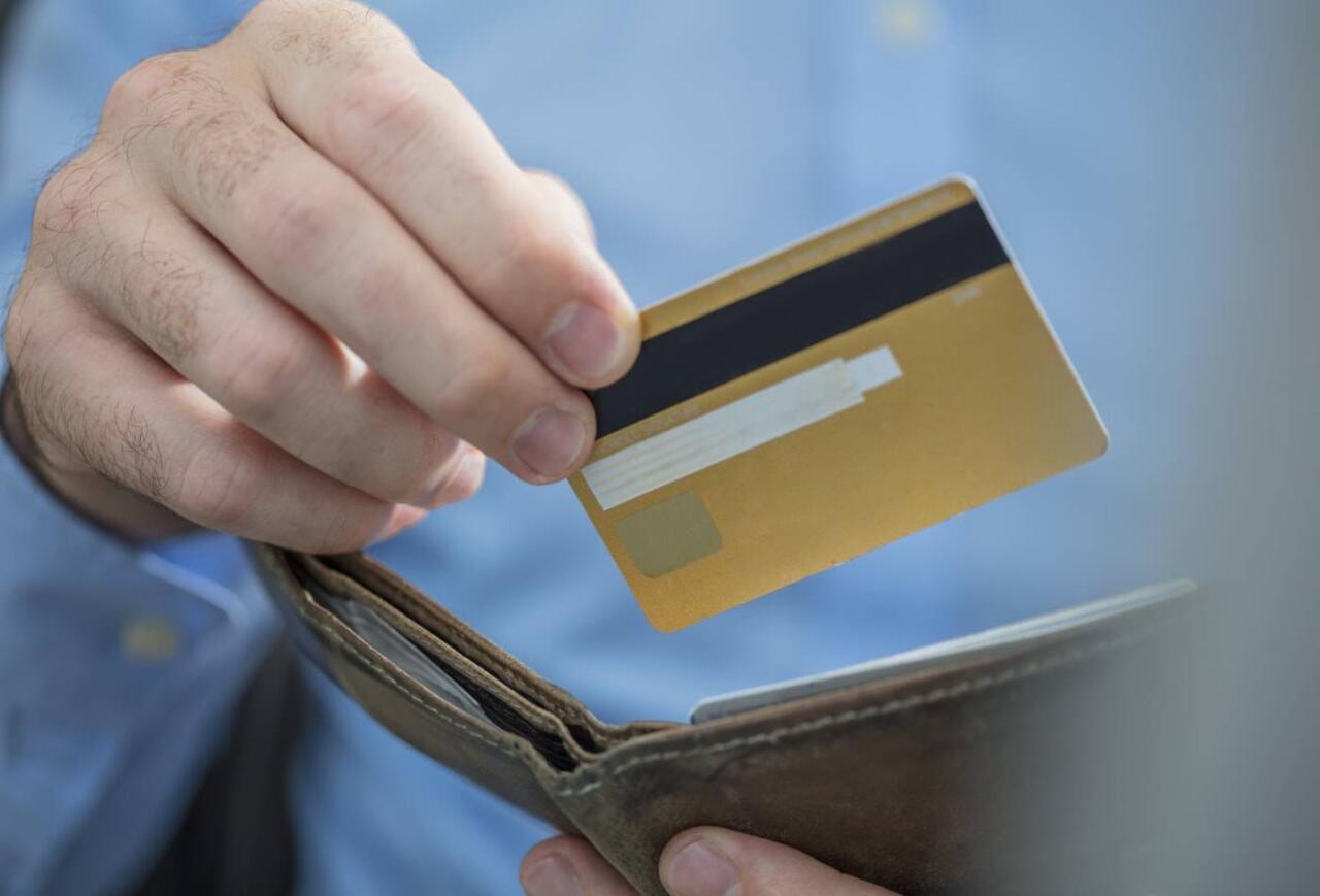 Kartdan pul oğurlayan "bank əməkdaşı" tutuldu