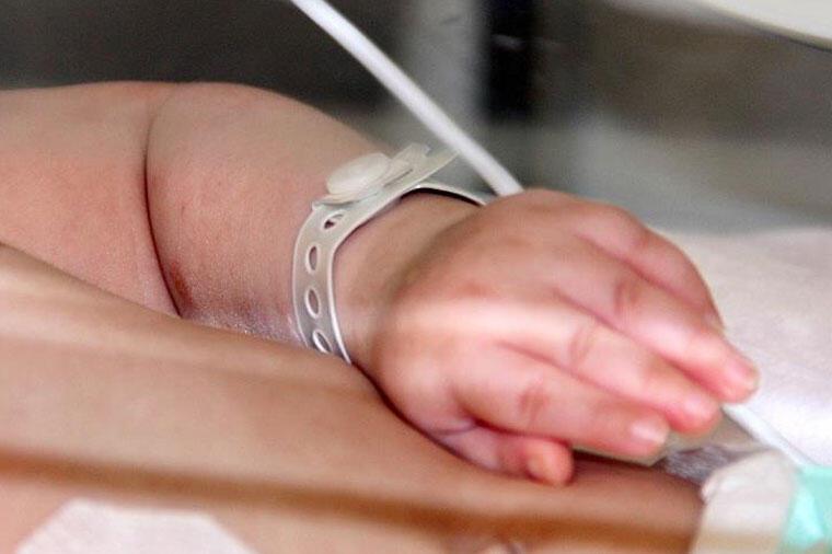 Parkda qorxunc HADİSƏ: 2 yaşlı uşaq boğazından bıçaqlandı - VİDEO