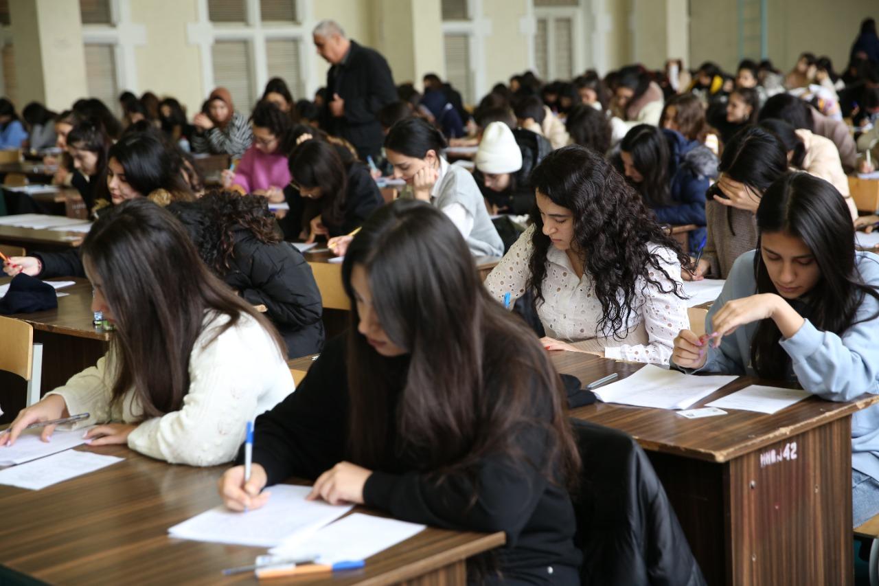 İmtahandan maksimum nəticə toplayan ABİTURİYENTLƏR - FOTO