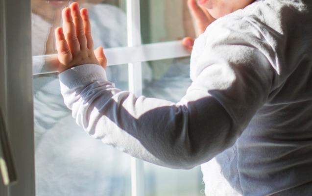 Bakıda üç yaşlı uşaq pəncərədən yıxılıb öldü