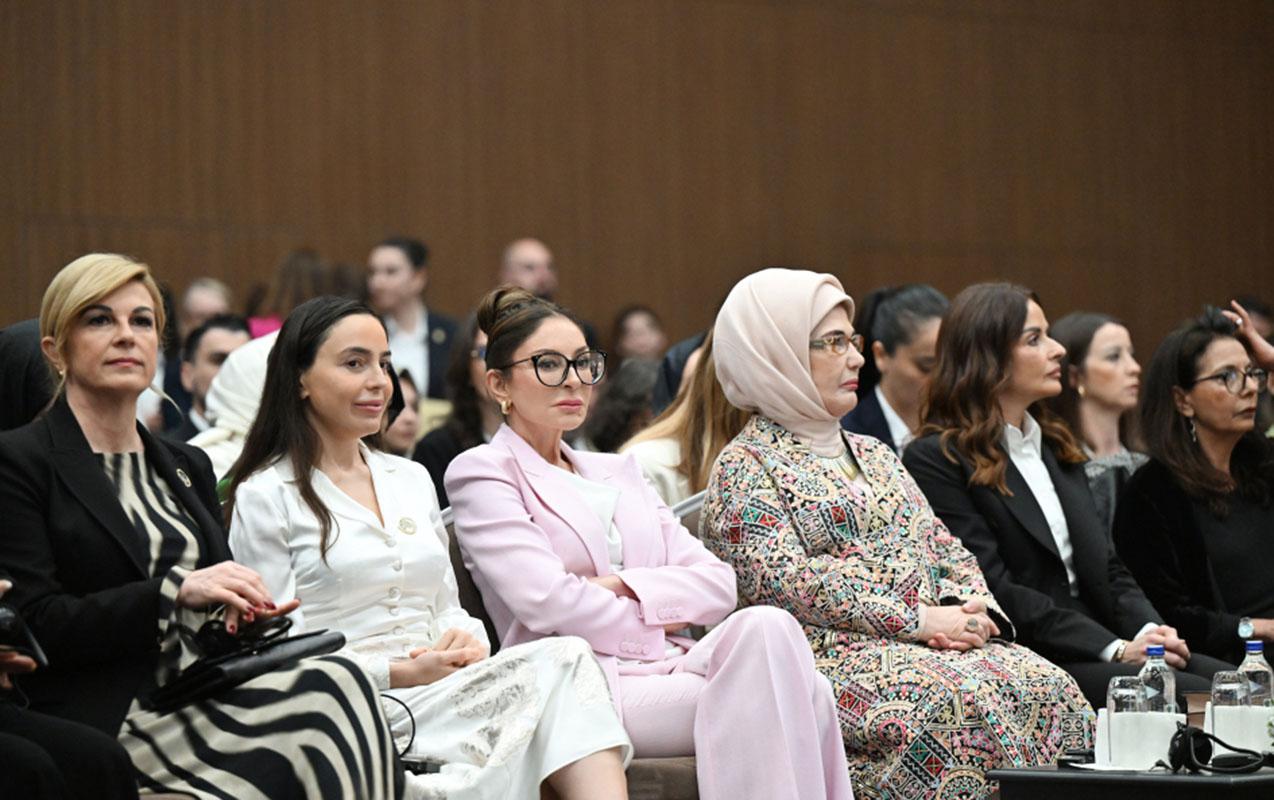 Mehriban Əliyeva qızı ilə Antalyada panelə qatıldı