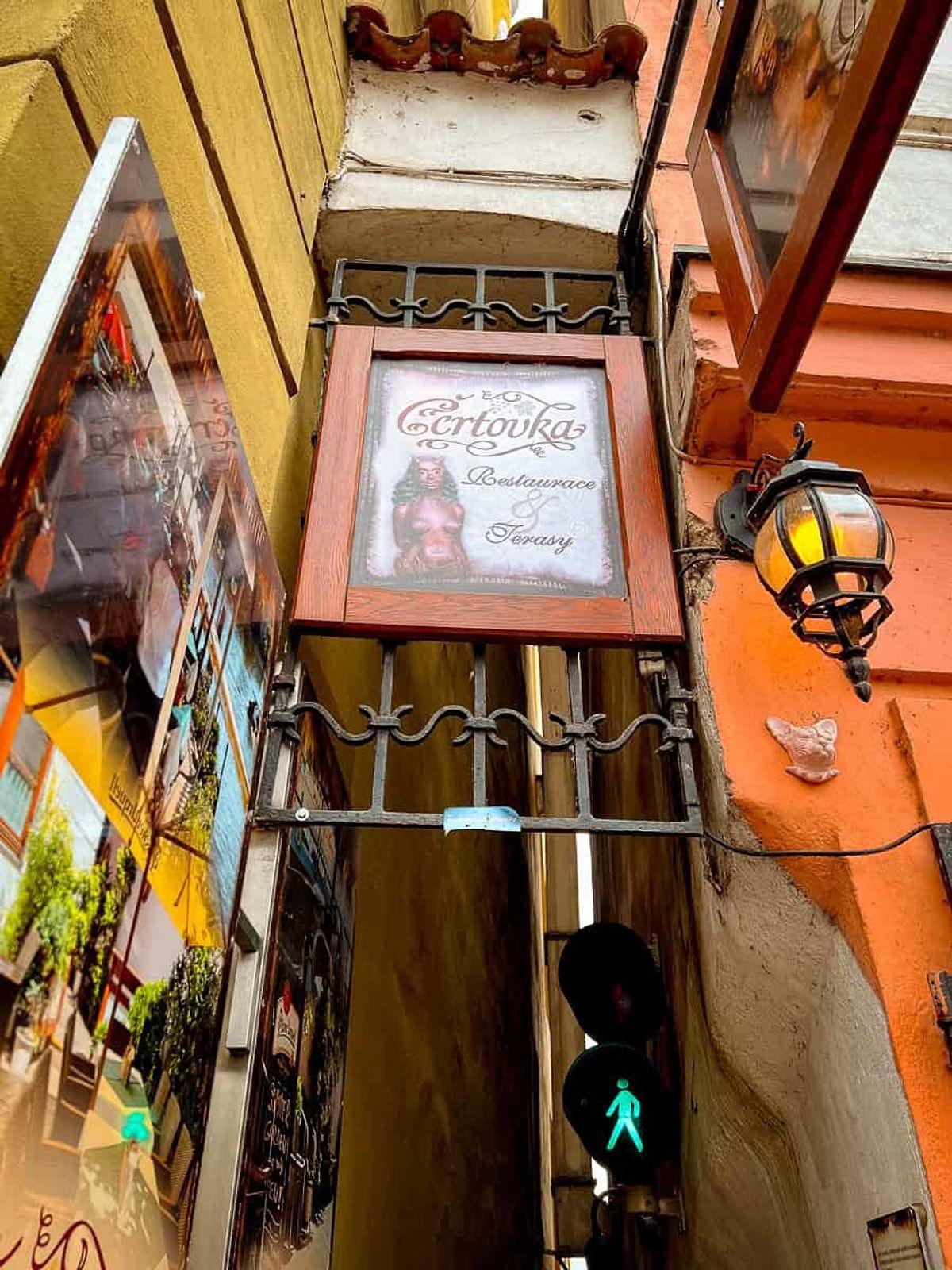 50 santimetrlik küçədə svetofor var