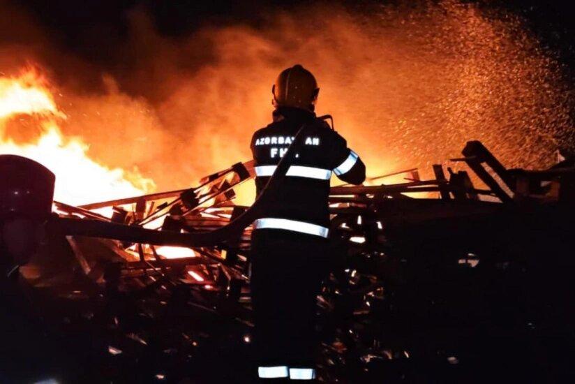 Bakıda 4 otaqlı ev yandı