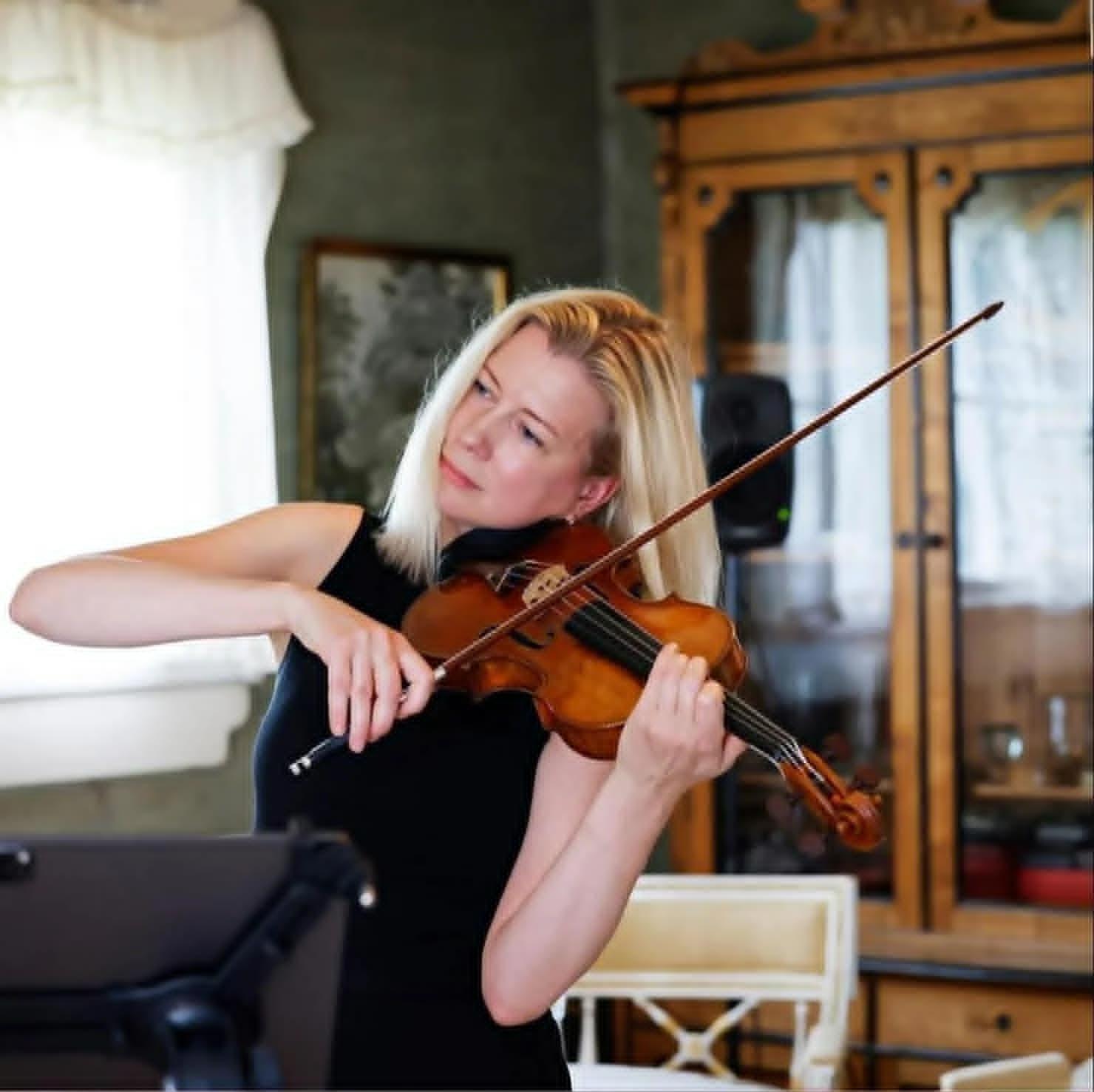 Konsert zamanı 18-ci əsr skripkası yerə çırpıldı - VİDEO