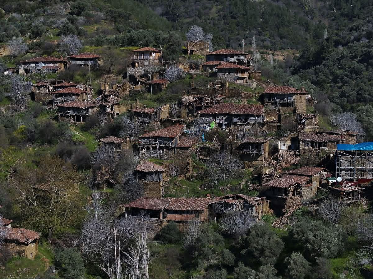 Böyük şəhərin ortasında kabus kəndi: 3 ailə yaşayır