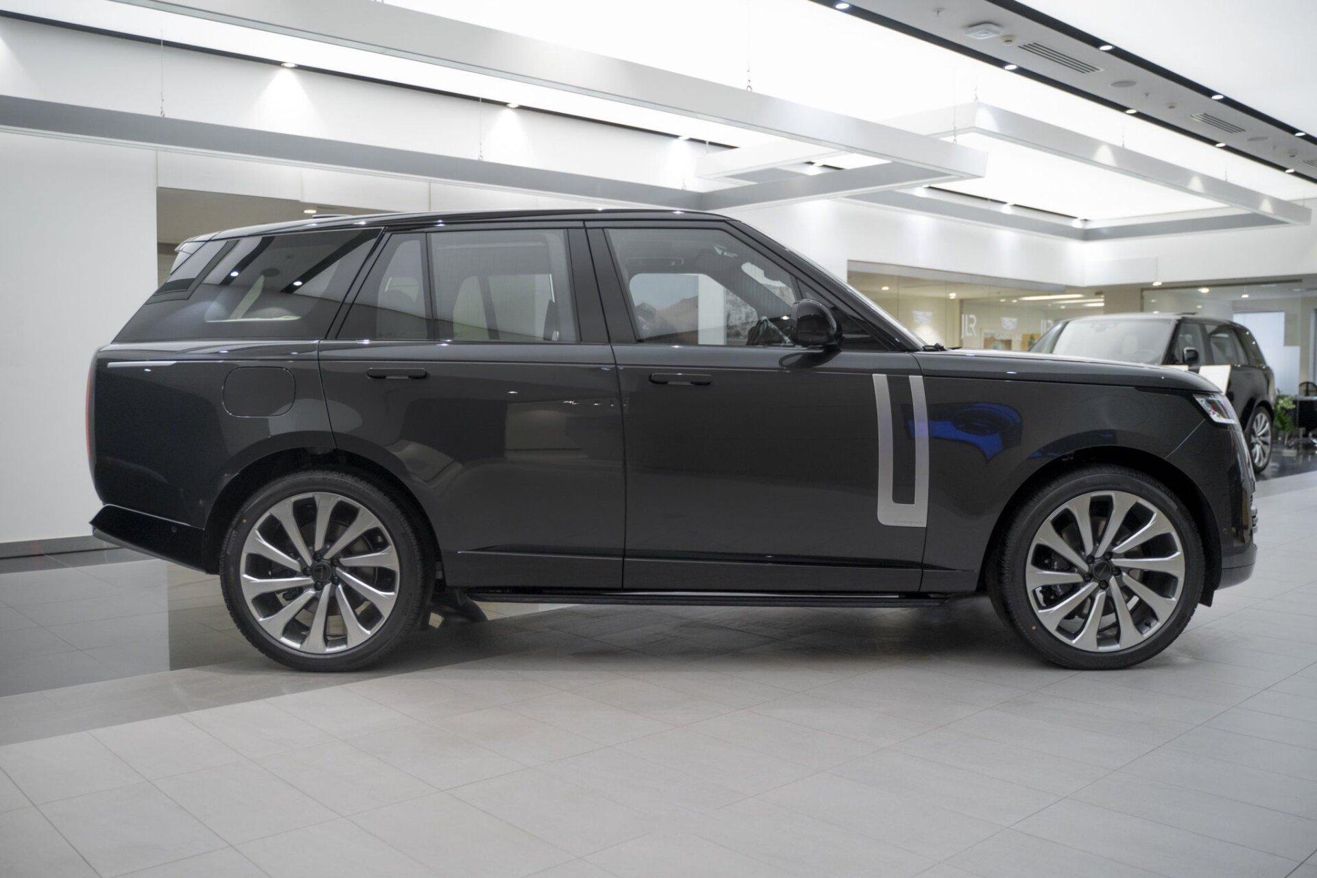 Avtoyumadan "Range Rover"i qaçırdı, qəza törətdi